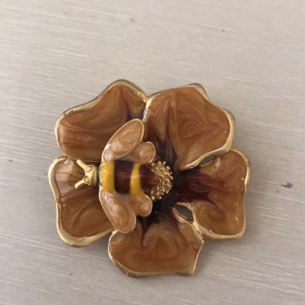 Enamel pin - Picture 3 of 5